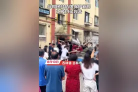 新人结婚女方亲友持笤帚攻击，男方用盾牌锅盖保护，目击者：当地习俗，打得越激烈寓意越喜庆图片