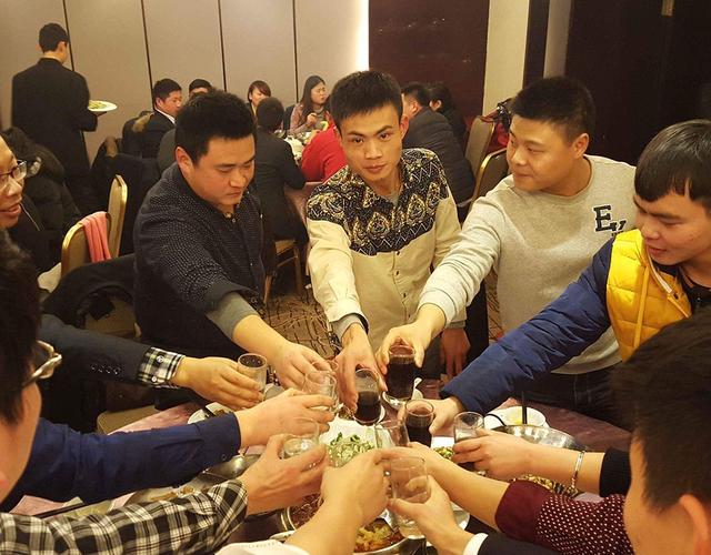 聚餐喝酒时,记住3句万能的"客套话",让你成为"酒场王"