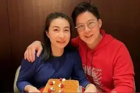 香港慈善晚宴这一夜，郭晶晶撕阔太面具，将豪门名媛的脸都打肿了图片