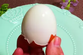 煮鸡蛋时，壳总是裂开？教你1招，鸡蛋完整不破还好剥，一敲就掉图片