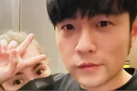 周杰伦感谢昆凌陪自己工作到凌晨4点，将娇妻紧搂怀中超恩爱图片