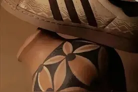 把中国文物踩在脚下？阿迪达斯又曝辱华，网友：退出中国市场！图片