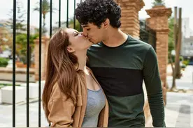 当你收到女人的这几个信号时，就不要再矜持，放心大胆地去“泡”图片