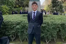 张本智和入读早稻田！19岁华裔少年穿西装，戴领带，笑容很灿烂图片