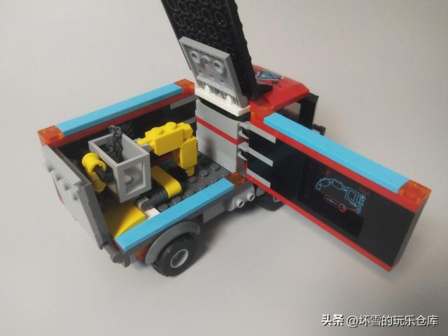 乐高城市组套装试玩，警察大战银行抢匪，保障乐高城市安全
