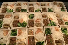 西安一餐馆连续17天送出6000多份爱心餐 温暖一线抗疫人图片