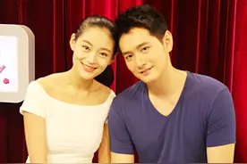 夫妻都是演技派，生双胞胎儿子，跟对方父母一起生活，幸福美满图片