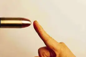 AK47射程400米，如果我站在401米处，可以徒手接子弹吗？图片