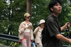 44岁谢娜现身长沙，阔腿裤盖不住小肚子，手拿两件“宝物”好真实图片