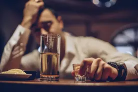 男性晨起后的3个行为，可能会伤害身体？平时要多注意图片