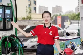 加油频繁跳枪，加油员“一松一紧”捏枪，难道会少油？图片