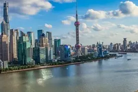 一辆破车在上海街头肆意行驶，看到车牌后，劳斯莱斯都不敢多言图片