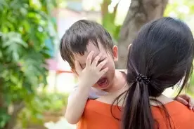 为什么宝宝看到“某人”会突然大哭？并非迷信，2个原因父母要懂图片