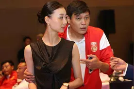 足坛名宿范志毅：再婚娶小17岁芭蕾舞演员，空姐前妻揭开离婚内幕图片