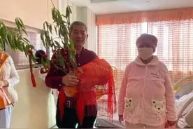 67岁妇女自然受孕生女，现今孩子两岁，老母亲说：她会感激父母的图片