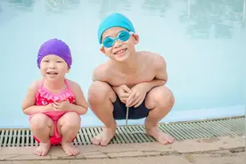孩子多大可以学游泳？要买泳镜泳帽吗？如何预防中耳炎、皮肤病？图片