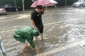 暴雨致积水 大叔花2个多小时清理10多处下水道，笑称：只为居民出行方便图片