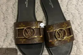 杭州女子8450元买一双拖鞋，穿3次后褪色，店员：很少有人穿2次图片