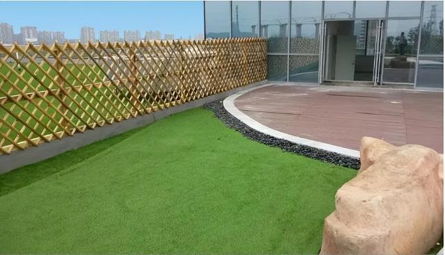 景观人造草坪:外观酷似真草,材质安全环保,装饰效果极佳