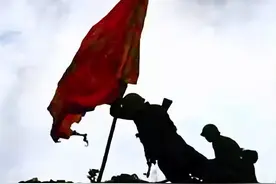 中国最悲壮的插旗照《老山插旗》，旗手没有牺牲，现在是一名安保图片