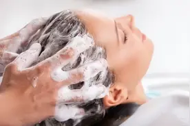 头皮上经常长脓包和疙瘩，是怎么回事？医生：或和这3种问题有关图片