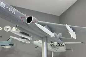 谁说中国没有战略轰炸机，轰6K携2枚鹰击21，美航母不是对手图片