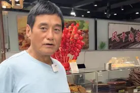 64岁香港戏骨久居内地，惬意逛路边摊无人识，一天吃三餐仅花10元图片
