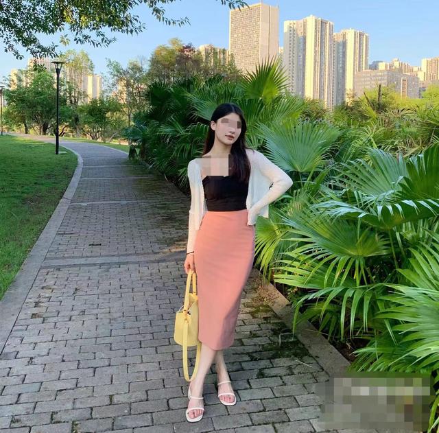 李雪,2021年回到老家农村,花了3万元成本,办了一家养殖场,专门养殖蓝