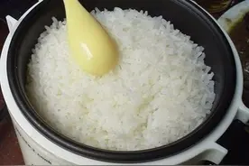 煮米饭不仅要放清水，这个方法照做让米饭特香图片