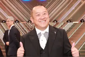 曾志伟重返TVB连升三级，荣升行政委员会成员，与高层同框站中间图片