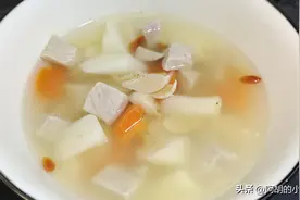 山药百合陈皮瘦肉汤：“润肺止咳”一碗好汤！简单一煮就是好味道图片