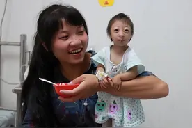 2009年，湖南女子生下2斤重“猴孩子”，马戏团欲花5万购买图片