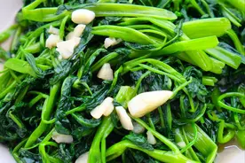 炒空心菜，出锅就变黑？只需多做2步，颜色翠绿不变色，鲜香爽脆图片