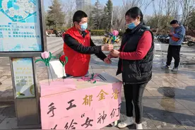 喜迎妇女节，志愿者手工“郁金香”扮靓公交站台图片