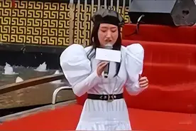 51岁杨钰莹美人迟暮？频繁现身小县城简陋舞台，就真的落魄了吗？图片