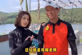 聂小雨晒雪地美照，“胸前系扣”款裙子引争议，网友：不如不穿图片