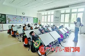 午休椅、午休垫、午休床……厦门小学生花样“躺平”图片