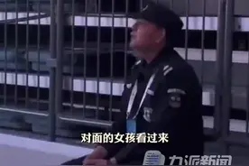 任贤齐演唱会保安大哥快乐跟唱《对面的女孩看过来》图片