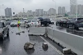车辆撞上卢浦大桥隔离墩 3车受损无人伤亡图片