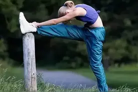 老年人经常压腿、拉筋，对身体是好是坏？骨科医生给你详细讲解图片