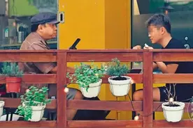 蔡康永和相恋近30年的男友分手，约会年轻帅哥，逛街遛狗画风温馨图片