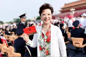 73岁王馥荔一点不像奶奶辈：发微卷，衣简约，不扮嫩却显年轻图片