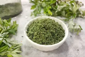 ​端午至，艾草香，自制艾草粉，翠绿芳香，制作青团的好搭档图片