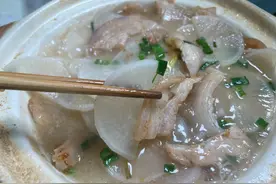 白萝卜猪肉汤，白萝卜软烂入味，肉片不油腻，汤汁还能泡饭，好吃图片