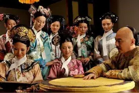 清朝妃嫔为何要在脖子上挂白布条？除装饰外，主要是为了方便皇帝图片