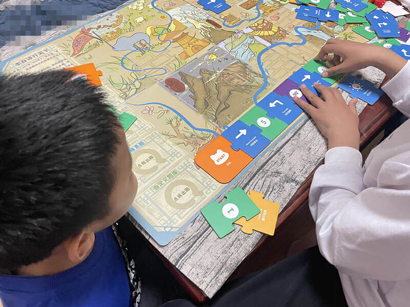 给孩子最好的礼物：趣学伴拼读编程机器人