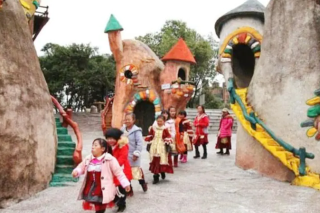 与世隔绝“矮人村”：三四岁停止生长身高仅半米多，10里地走一天