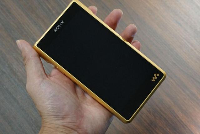 索尼数字随身听聚在一起给它们合了影,它们自左至右分别是zx300a(纯音