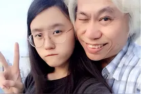 “爷孙恋”后又现“婆孙恋”？61岁奶奶相貌惊人，交往小32岁男友图片