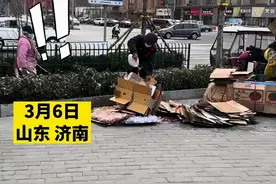 济南：大爷往回收的废纸壳上浇水，目的是增加纸壳重量，厉害了图片